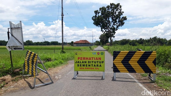 Jalan Jatirejo-Karangduren, Kecamatan Sawit, Boyolali ditutup sementara karena proyek jalan Tol Jogja-Solo, Selasa (25/10/2022).