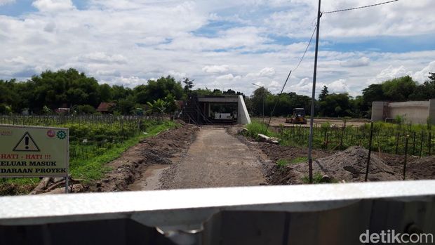Jalan Jatirejo-Karangduren, Kecamatan Sawit, Boyolali ditutup sementara karena proyek jalan Tol Jogja-Solo, Selasa (25/10/2022).