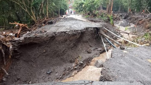 Kondisi Jembatan Mumbul di Banjar Dinas Mumbul, Desa Jungutan, Kecamatan Bebandem, Kabupaten Karangasem yang jebol akibat hujan lebat