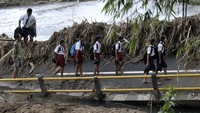Jembatan beton penghubung empat dusun yakni Dusun Sekar Kejula Kelod, Dusun Sekar Kejula, Dusun Kedisan, dan Dusun Munduk Anggrek tersebut ambruk akibat diterjang banjir bandang yang terjadi pada Minggu (16/10) lalu.