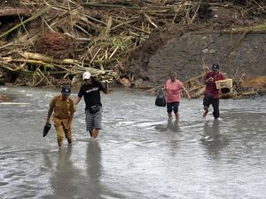Jembatan Ambruk Akibat Banjir, Warga Jembrana Terpaksa Lintasi Sungai