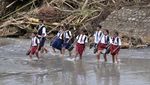 Jembatan Ambruk Akibat Banjir, Warga Jembrana Terpaksa Lintasi Sungai