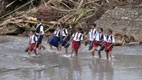 Sejak jembatan itu ambruk, banyak siswa dan warga memilih menyeberang sungai dengan berjalan kaki saat menuju sekolah maupun kantor desa menyusul jauhnya jarak jalur alternatif di dusun itu.