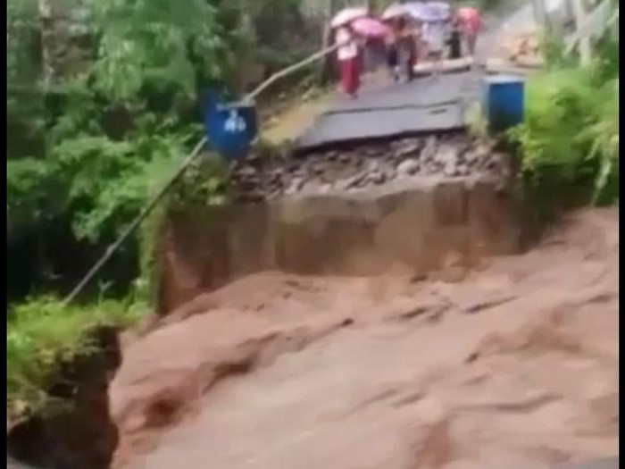 Jembatan di Jember putus