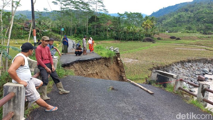 Jembatan penghubung Kecamatan Banjarmangu dan Kecamatan Punggelan di Banjarnegara ambrol, Selasa (25/10/2022)