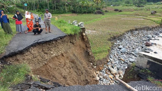 Jembatan penghubung Kecamatan Banjarmangu dan Kecamatan Punggelan di Banjarnegara ambrol, Selasa (25/10/2022)