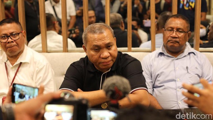 Tim Kuasa Hukum Lukas Enembe yang di pimpin Roy Rening memberikan keterangan pers di Jayapura.
