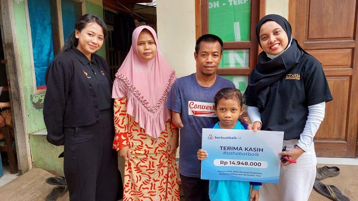 Halil, atlet renang disabilitas mendapat banyak berkah. Ia diberi motor oleh Dinas Sosial setempat hingga pekerjaan baru di Kantor Wali Kota Jakarta Selatan.