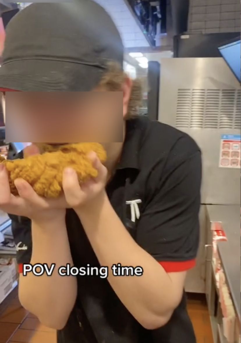 Kacau! Pelayan Di KFC Ini Terciduk Sedang Jilati Ayam Goreng