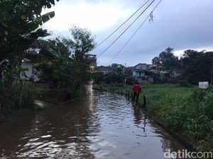 Warga Keluhkan Kali Pesanggaran Depok Kerap Meluap Gegara Tumpukan Sampah