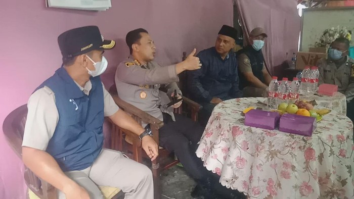 Kapolres Metro Jaksel Kombes Ade Ary Syam Indradi menemui warga di Pesanggrahan.