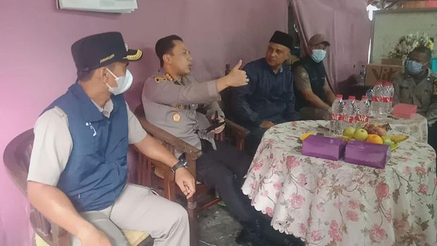 Kapolres Metro Jaksel Kombes Ade Ary Syam Indradi menemui warga di Pesanggrahan.