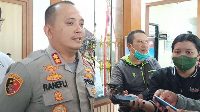 Kapolres Tabanan AKBP Ranefli Dian Candra saat menerangkan perkembangan penyidikan kasus kekerasan terhadap anak yang dilakukan ibu kandungnya, Selasa (25/10/2022).