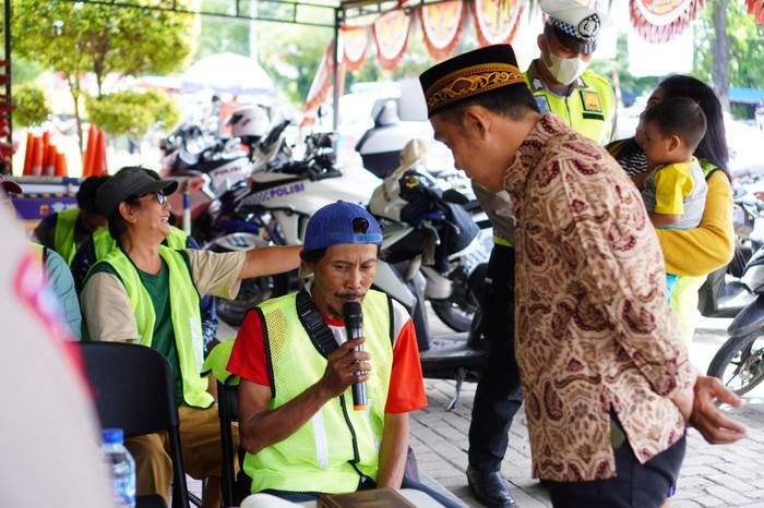 Kapolri Jenderal Listyo Sigit Prabowo menginstruksikan agar pelanggar lalu lintas tidak ditilang secara manual. Polres Bogor menghadirkan tokoh agama setempat dan meminta pelanggar untuk membaca Al-Quran (dok Istimewa)