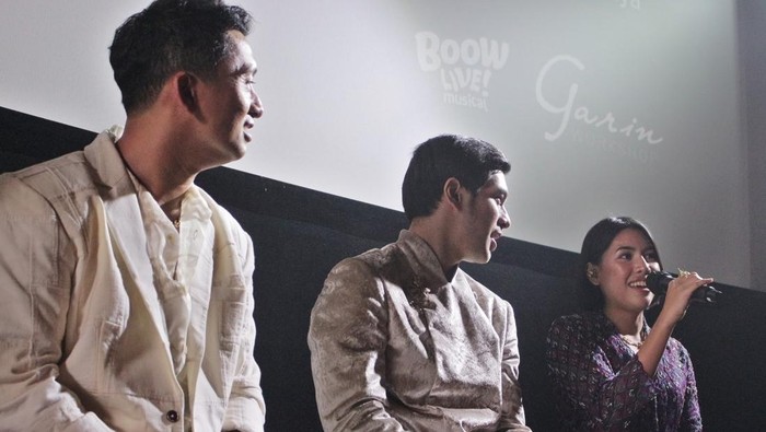 Karya dan Kisah Ismail Marzuki Diangkat dalam Serial Musikal Penata musik Ivan Tangkulungkung (kiri), Sutradara film Naya Anindita (kedua kiri), Program Director Renitasari Adrian (kedua kanan), Sutradara Teaterr Pasha Prakasa (kanan) bersama pemeran utama Gusty Pratama (ketiga kiri) sebagai Ismail Marzuki dan Mariska Setiawan (ketiga kanan) sebagai Eulis Andjung berpose usai konferensi pers peluncuran Serial Musikal Payung Fantasi di Jakarta, Senin (24/10/2022). Serial musikal yang terinsipirasi dari karya dan kisah sang maestro sekaligus pahlawan nasional Ismail Marzuki tersebut disajikan oleh www.indonesiakaya.com bekerja sama dengan Garin Nugroho dan BOOW Live akan tayang di kanal YouTube IndonesiaKaya mulai 26 Oktober dan 27 Oktober 2022 pukul 19.00 WIB. ANTARA FOTO/Henry Purba/wsj.