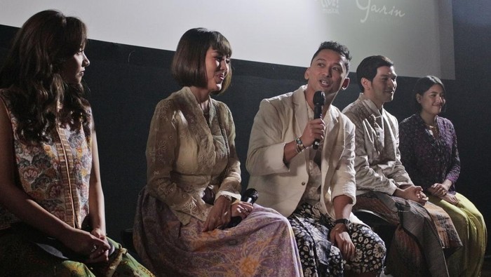 Karya dan Kisah Ismail Marzuki Diangkat dalam Serial Musikal Penata musik Ivan Tangkulungkung (kiri), Sutradara film Naya Anindita (kedua kiri), Program Director Renitasari Adrian (kedua kanan), Sutradara Teaterr Pasha Prakasa (kanan) bersama pemeran utama Gusty Pratama (ketiga kiri) sebagai Ismail Marzuki dan Mariska Setiawan (ketiga kanan) sebagai Eulis Andjung berpose usai konferensi pers peluncuran Serial Musikal Payung Fantasi di Jakarta, Senin (24/10/2022). Serial musikal yang terinsipirasi dari karya dan kisah sang maestro sekaligus pahlawan nasional Ismail Marzuki tersebut disajikan oleh www.indonesiakaya.com bekerja sama dengan Garin Nugroho dan BOOW Live akan tayang di kanal YouTube IndonesiaKaya mulai 26 Oktober dan 27 Oktober 2022 pukul 19.00 WIB. ANTARA FOTO/Henry Purba/wsj.