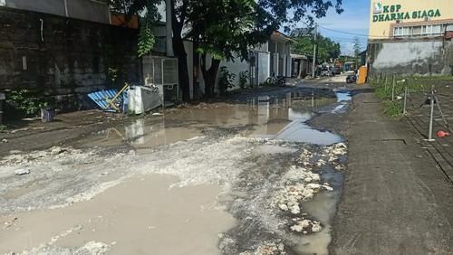 Suasana di kawasan Jalan Pura Demak Gang II Denpasar, Bali, Selasa (25/10/2022) usai dilanda banjir pada Senin (24/10/2022) malam.