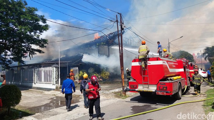 Kebakaran eks rumah makan di Bandung.