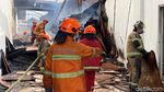 12 Jam Lebih Kebakaran Lahap Gudang Tripleks di Bandung