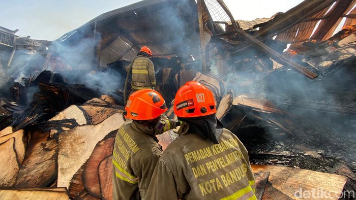 Kebakaran Gudang Tripleks di Kota Bandung