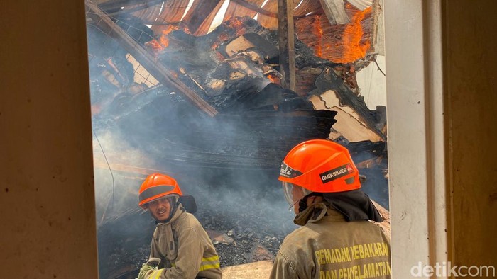 Kebakaran Gudang Tripleks di Kota Bandung