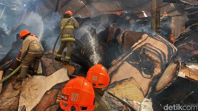 12 Jam Lebih Kebakaran Lahap Gudang Tripleks di Bandung