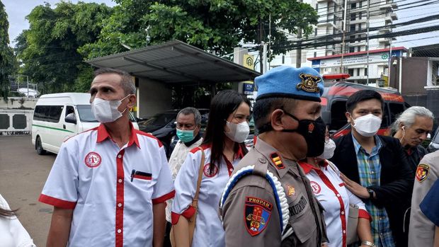 Keluarga dan kekasih Brigadir Yosua tiba di PN Jaksel untuk menjadi saksi di sidang Bharada E (Wildan-detikcom)