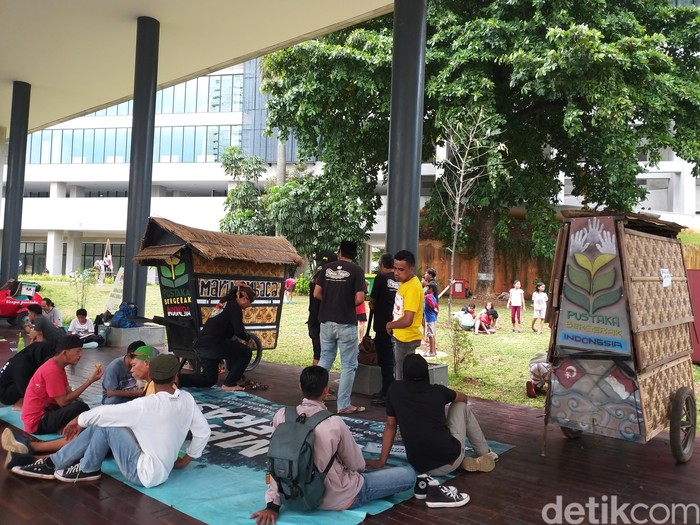 Kemeriahan JILF 2022: Bazar Buku hingga Gerobak Komunitas Kemeriahan JILF 2022: Bazar Buku hingga Gerobak Komunitas