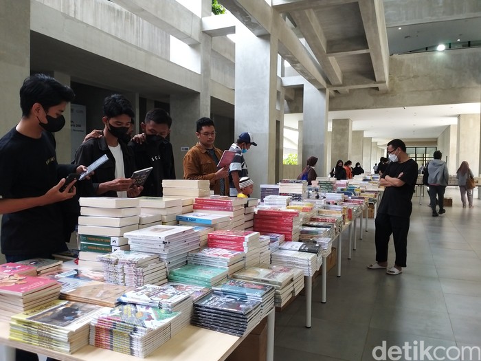 Kemeriahan JILF 2022: Bazar Buku hingga Gerobak Komunitas Kemeriahan JILF 2022: Bazar Buku hingga Gerobak Komunitas