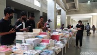 Bazar buku yang dijajakan mendominasi area selasar di lantai dasar Gedung Ali Sadikin, kompleks TIM, Jakarta Pusat.  Foto: Tia Agnes/ detikcom