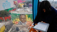 Mural-mural itu mencerahkan perjalanan di kereta gantung.