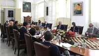 Tak hanya Mendag Zulhas, turut mendampingi Presiden RI pada kesempatan tersebut yaitu Menteri Sekretaris Negara, Pratikno; Menteri Luar Negeri, Retno Marsudi; serta Kepala Badan Pengawas Obat dan Makanan (BPOM), Penny Lukito.