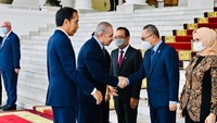 Menteri Perdagangan, Zulkifli Hasan mendampingi Presiden RI, Joko Widodo menerima kunjungan Perdana Menteri Palestina, Mohammad I. M. Shtayyeh di Istana Kepresidenan Bogor, Jawa Barat, Senin (24/10/2022). Dilihat dari Instagram Zulhas, ditegaskan bahwa pembebasan bea masuk kurma dan zaitun sebagai kerja sama ekonomi Indonesia dan Palestina.