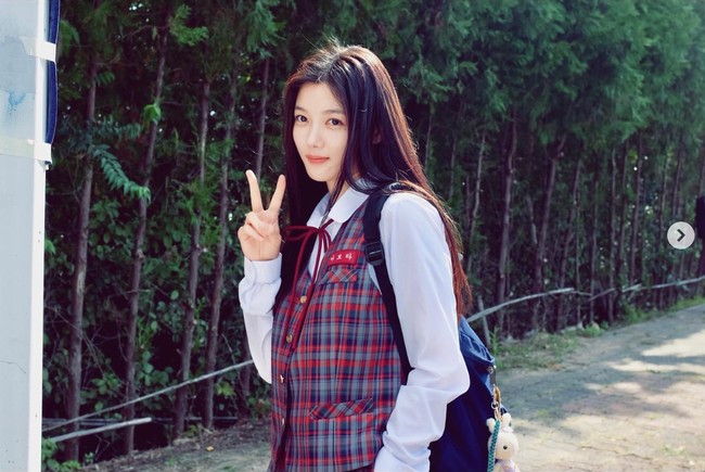 Kim Yoo Jung memikat penonton film Netflix 20th Century Girl dengan paras cantiknya. Sang aktris beradu akting dengan dua aktor tampan, Byeon Woo Seok dan Kim Hyun Jin yang ‘memperebutkan’ hatinya. Foto: dok. Instagram @you_r_love