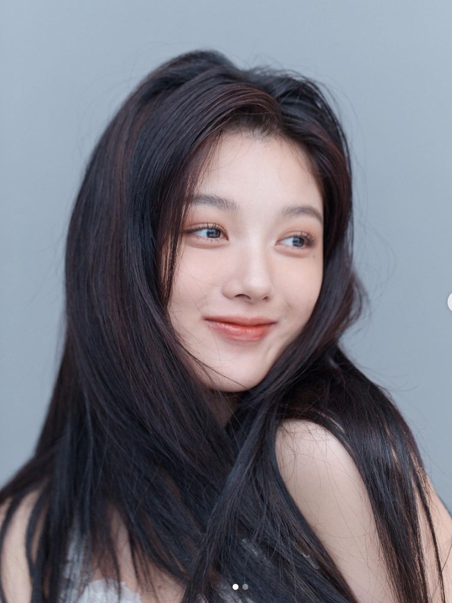 Kim Yoo Jung menempati posisi 9 dengan perolehan suara 9.623. Proyek terbarunya adalah serial ‘My Demon’, di mana dia beradu akting dengan aktor Song Kang. Foto: dok. Instagram @you_r_love