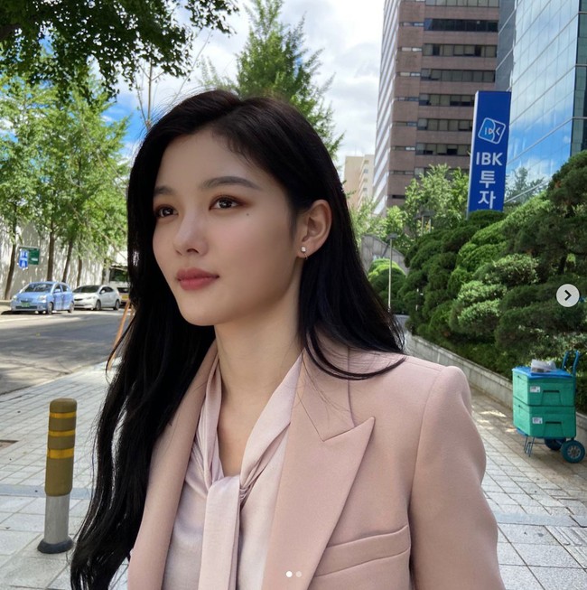 Namanya pernah masuk dalam daftar Forbes Power Celebrity 2017 pada urutan kedelapan bersama Park Bo Gum, Song Joong Ki, TWICE, EXO, BTS, Suzy, Song Hye Kyo, Jo Jung Suk, dan Oh Seung Hwan. Foto: dok. Instagram @you_r_love