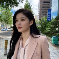 Namanya pernah masuk dalam daftar Forbes Power Celebrity 2017 pada urutan kedelapan bersama Park Bo Gum, Song Joong Ki, TWICE, EXO, BTS, Suzy, Song Hye Kyo, Jo Jung Suk, dan Oh Seung Hwan. Foto: dok. Instagram @you_r_love