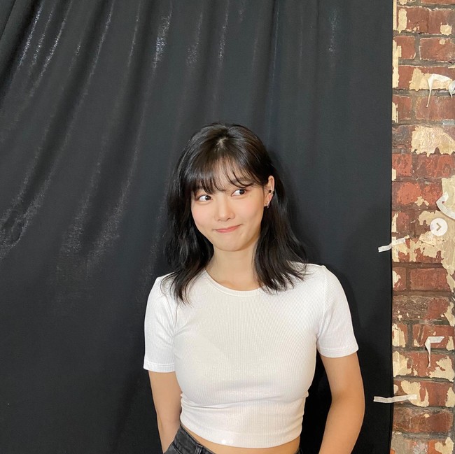 Terlepas dari akting, Kim Yoo Jung juga berbakat di bidang tarik suara. Dia pernah merilis lagu Natal, The Most Beautiful Christmas In My Life dan mengisi soundtrack web series Love Cells yang dibintanginya. Foto: dok. Instagram @you_r_love