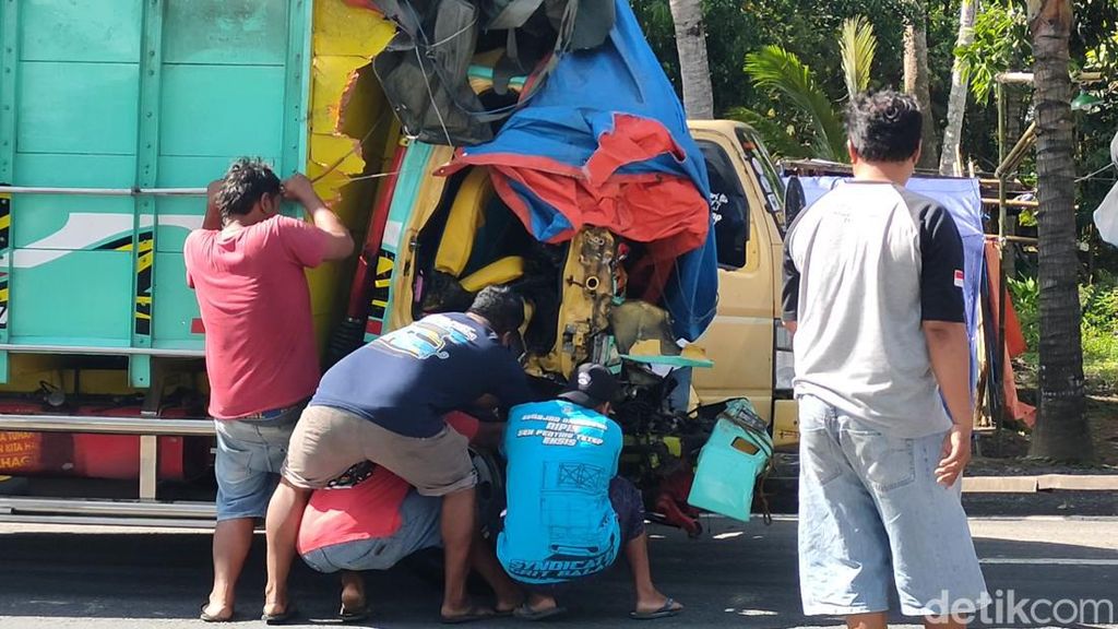 Momen Dramatis Evakuasi Sopir Truk yang Tabrak Tronton di Kulon Progo