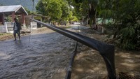 Banjir ketiga kalinya yang terjadi Senin (24/10) malam oleh jebolnya tanggul sungai tersebut merendam 180 rumah penduduk termasuk dua unit rumah rusak berat.