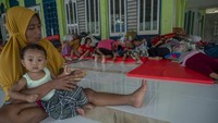 Beberapa warga mengungsi di lokasi pengungsian sementara di sebuah masjid di Desa Pakuli Utara.