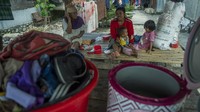 Sebanyak 1.214 jiwa terpaksa mengungsi. Beberapa mengungsi di masjid sisanya mengungsi ke rumah kerabat.