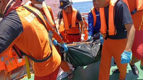 Petugas Basarnas menggotong korban meninggal kapal Cantika Express 77 Selasa (25/10/2022).