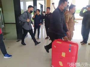 KPK Lanjut Geledah Ruang Pimpinan DPRD Bangkalan, 2 Koper Diamankan