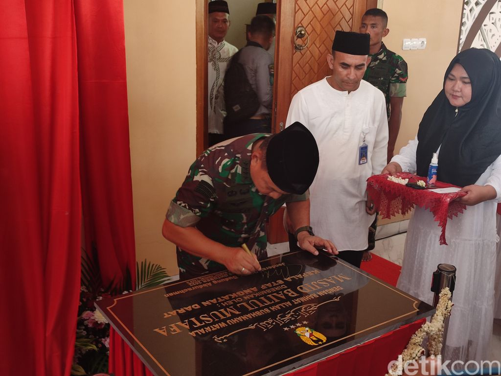 KSAD Jenderal TNI Dudung Abdurachman menghadiri peresmian Masjid Baitul Mustafa di Kecamatan Kemang, Kabupaten Bogor. (Rizky AM/detikcom)