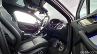 Masuk ke bagian dalam, Jaguar I-Pace menawarkan pengalaman mewah kepada pengemudi dan penumpang. Karuan saja, aroma kabinnya sangat segar, selain itu dasbor dan kursinya dilapisi leather seats premium dengan sentuhan elegan.