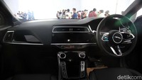 Pabrikan membekali I-Pace dengan sound system Meridian 11 speaker dan dual channel subwoofer dengan 400W amplifier. Selain itu, ada layar hiburan dengan teknologi touchscreen di area ruang kemudi.