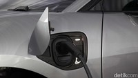 Jaguar I-Pace menggunakan baterai 90kWh dengan jangkauan jarak tempuh 470 kilometer dengan lama pengecasan dari nol ke 100 persen sekira 8,5 jam.