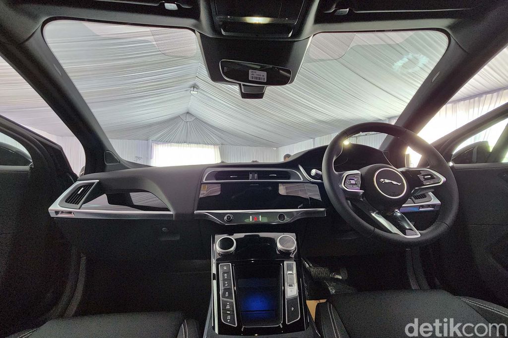 PT JLM Auto Indonesia dan PT Indomobil Trada Nasional meluncurkan Jaguar I Pace di BSD, Tangerang, Banten. Bagaimana wujud mobil listrik mewah itu? Ini detilnya.