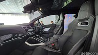 Kendaraan I-Pace juga didukung dengan teknologi Torque Vectoring by Braking yang dikombinasikan dengan Dynamic Stability Control (DSC) yang memberikan kendali penuh di kendaraan.